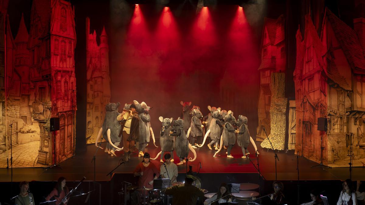 Escena del musical &#039;Hamelingo Txirularia&#039; en su estreno, en Bergara.