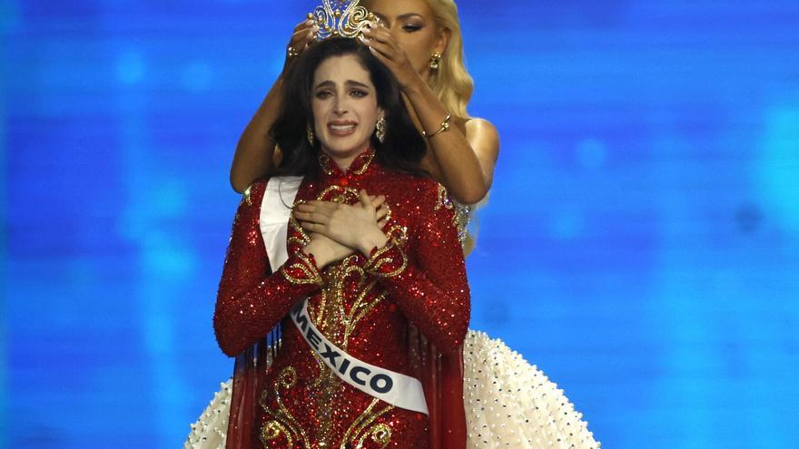 La mexicana Fátima Bosch gana  Miss Universo tras enfrentarse al director de certamen