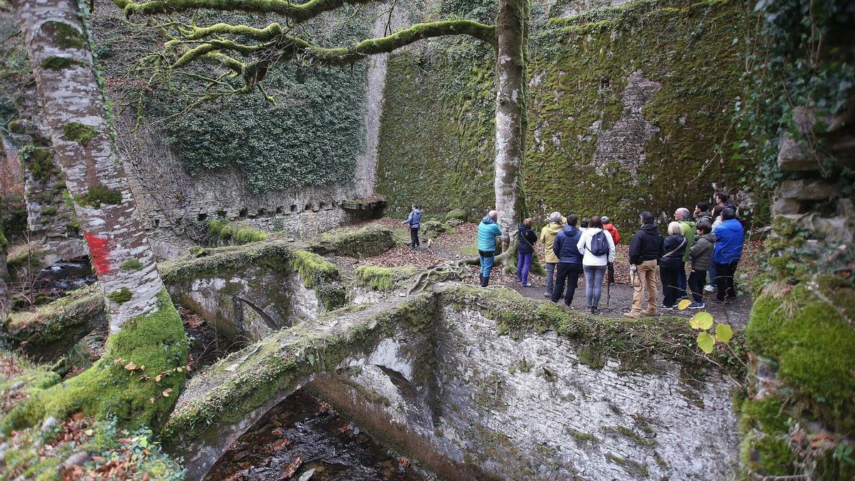 Paco Labé, arqueólogo,  narra sobre las ruinas de Eugui.