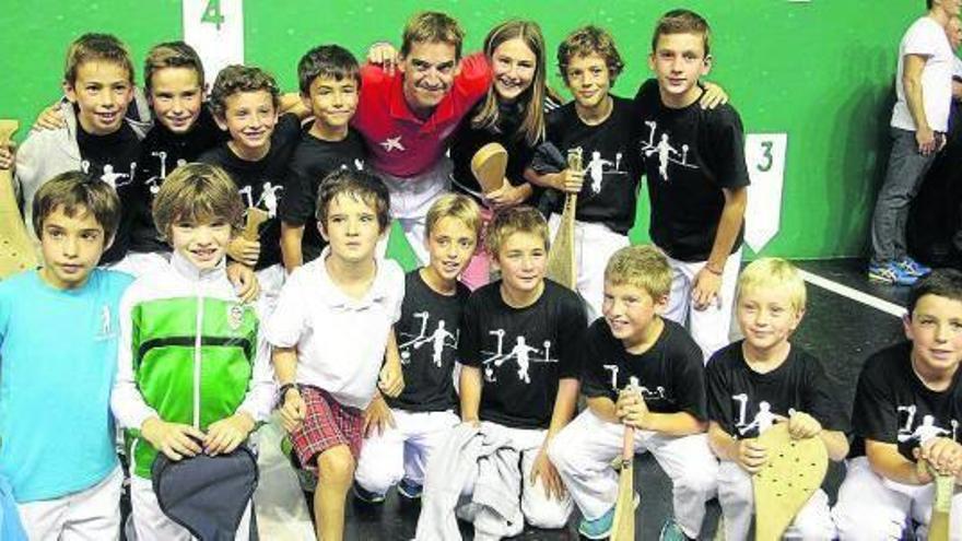 Txiki fue homenajeado y también le tocó fotografiarse junto a este grupo de jóvenes palistas.