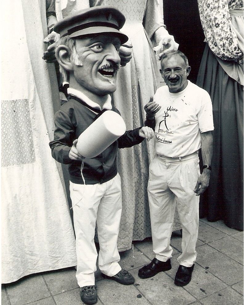 Imagen de Txomin Ronina junto a su querido cabezudo