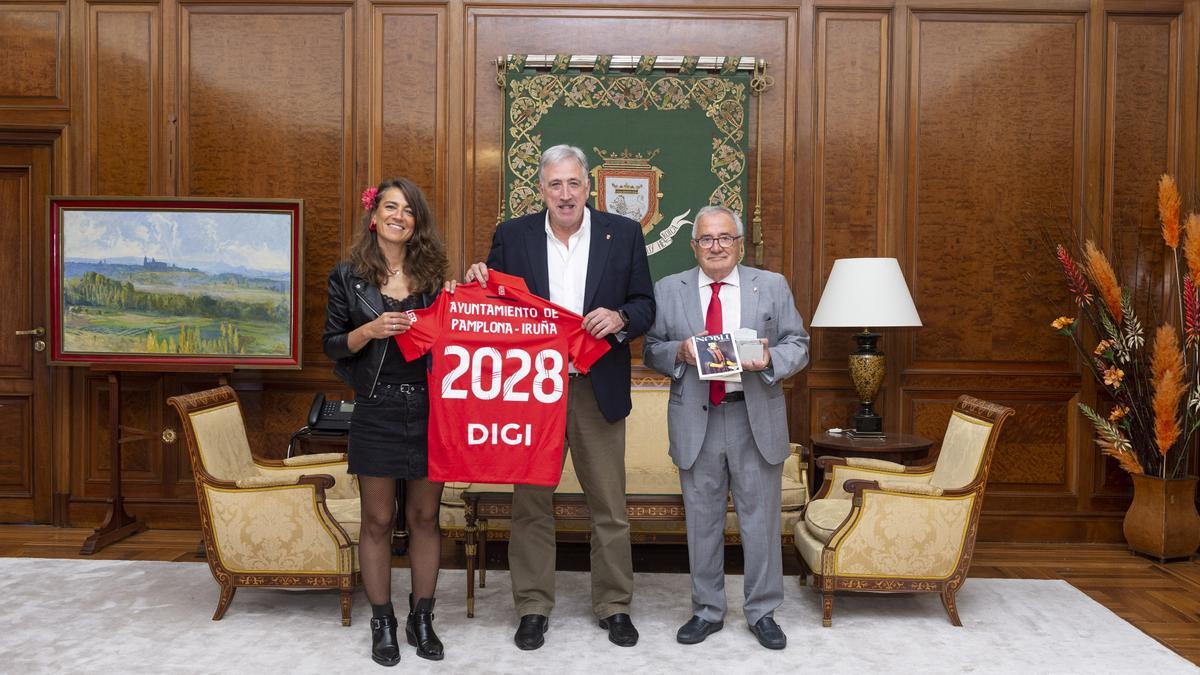 Madier Beloki, Joseba Asiron y Luis Sabalza en la firma del convenio.