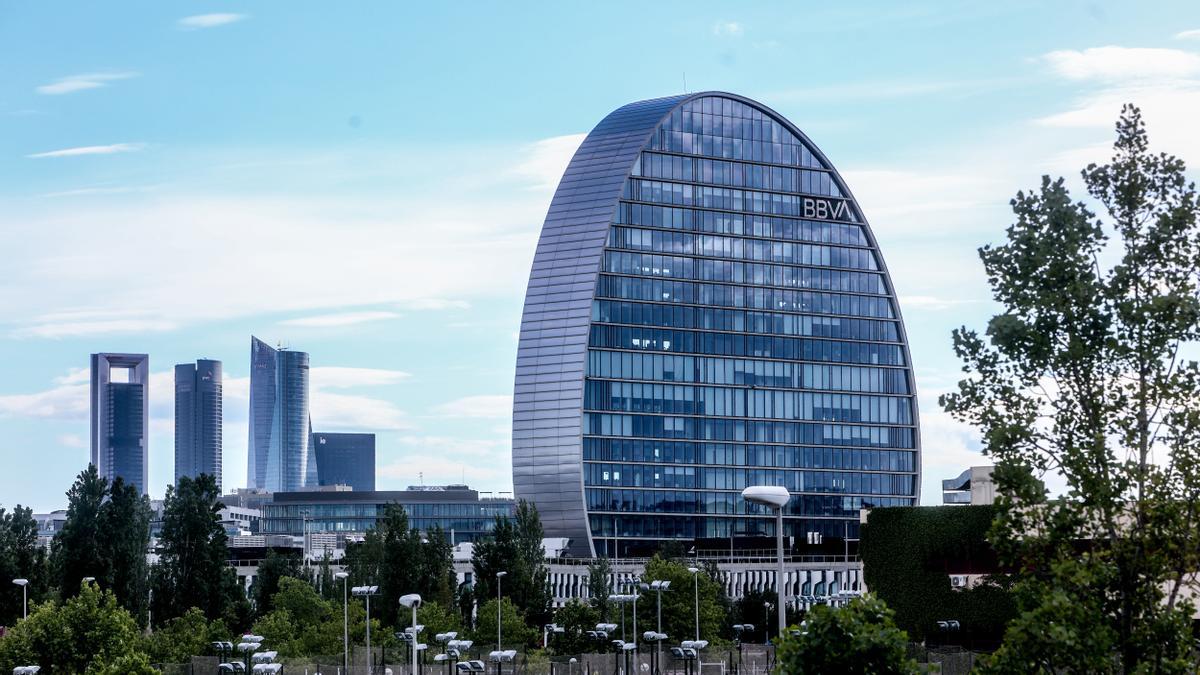 Fachada del edificio ‘La Vela’, en la ciudad del BBVA, en Madrid.