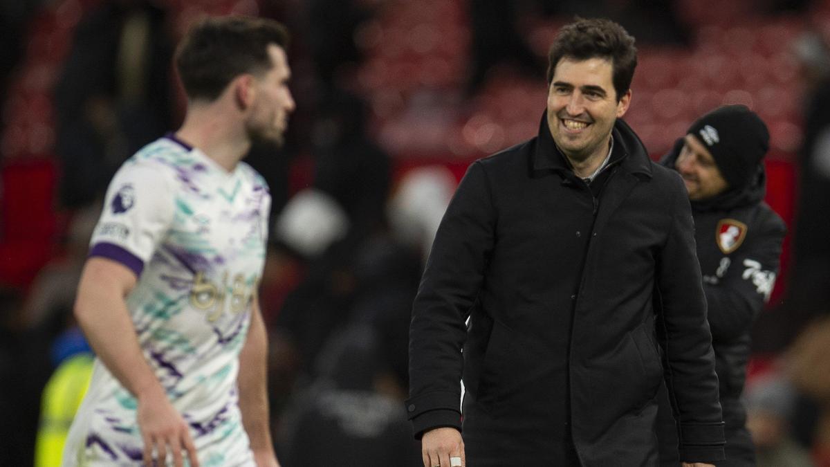 Iraola, feliz, celebra el triunfo de su equipo en Old Trafford