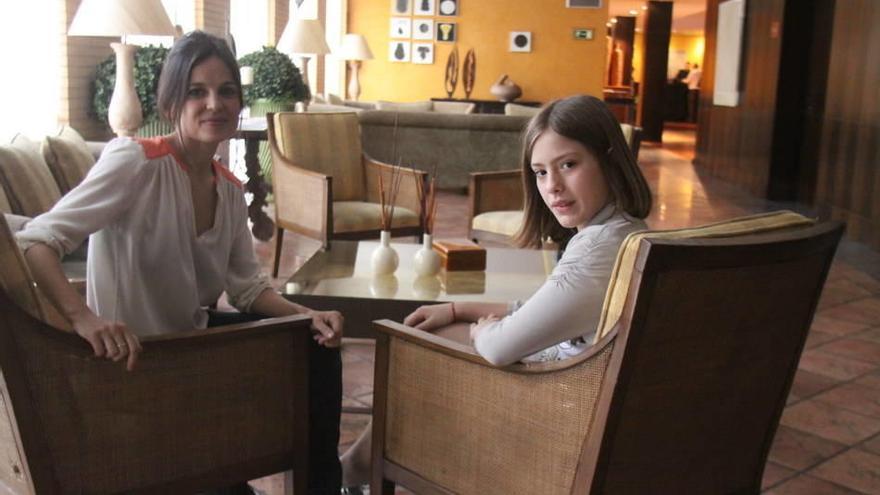 Las actrices Elena Anaya (izquierda) y Claudia Vega (derecha), antes de una rueda de prensa en Tudela.