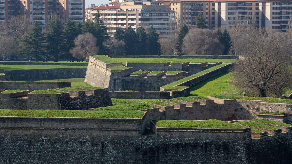 Vista de la Ciudadela con edificios de Iturrama al fondo.