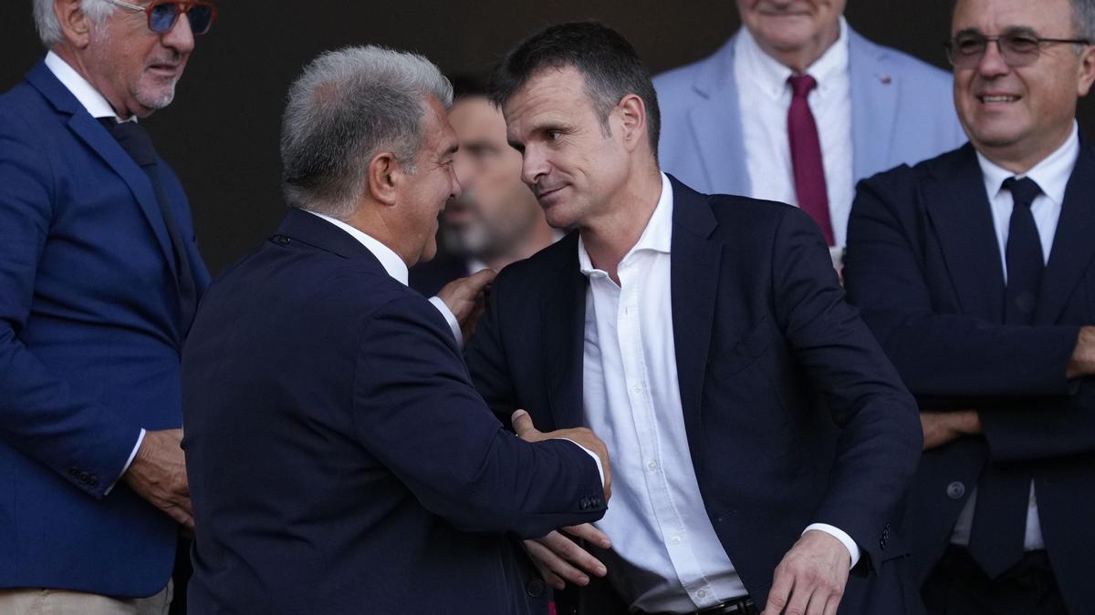 Joan Laporta y Jon Uriarte se saludan en el palco del estadio Olímpico de Montjuic en la visita del pasado curso del Athletic.