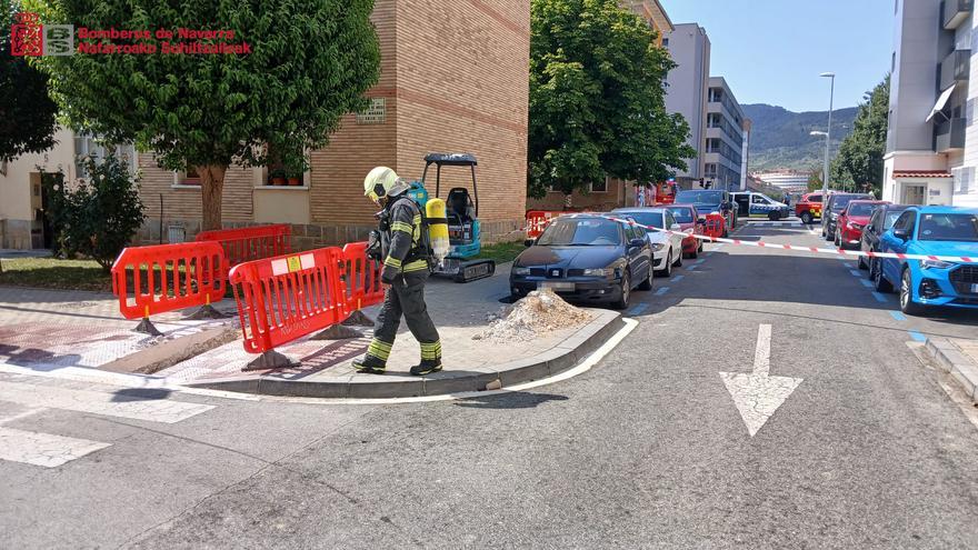 Una excavadora ha causado la fuga de gas en la Txantrea que obliga a cortar una calle y mantiene en alerta a sus vecinos