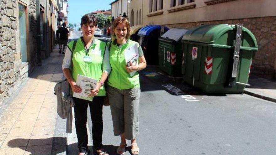Arantxa Oria y Elisabeth Gondat, ayer, en una de las zonas donde se ha pintado&#039;Birziklatu&#039;(recicla) en la vía.