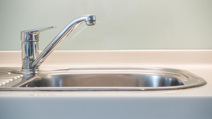 No estás limpiando bien tu fregadero: cómo evitar bacterias, cal y grasa
