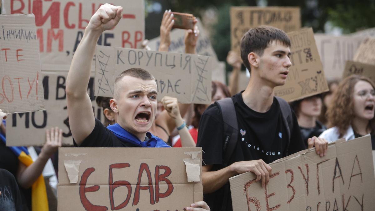 Jóvenes asisten a una protesta contra Zelenski en Kiev.