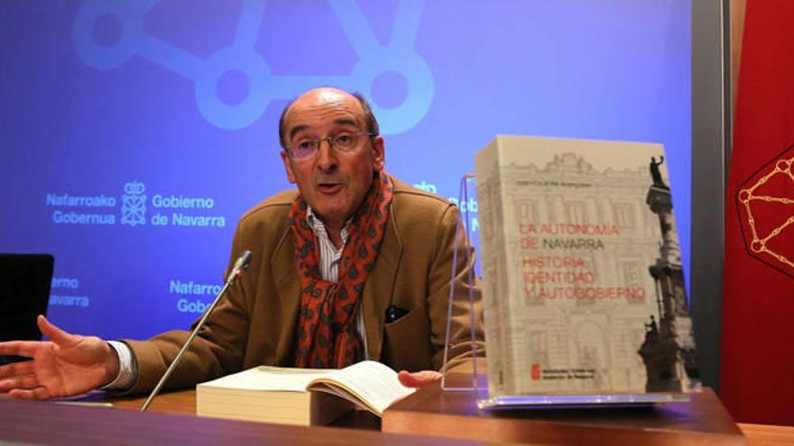 El expresidente Juan Cruz Alli, durante la presentación del libro que resume su tesis.