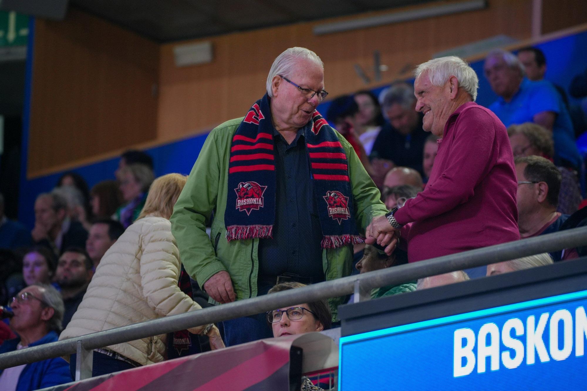 En imágenes: Ambientazo en el Baskonia-Panathinaikos (¡Búscate en las fotos!)