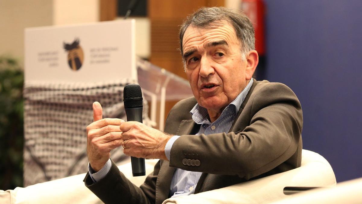 El abogado Iñigo Iruin, durante su intervención en el Colegio de Médicos de Pamplona.