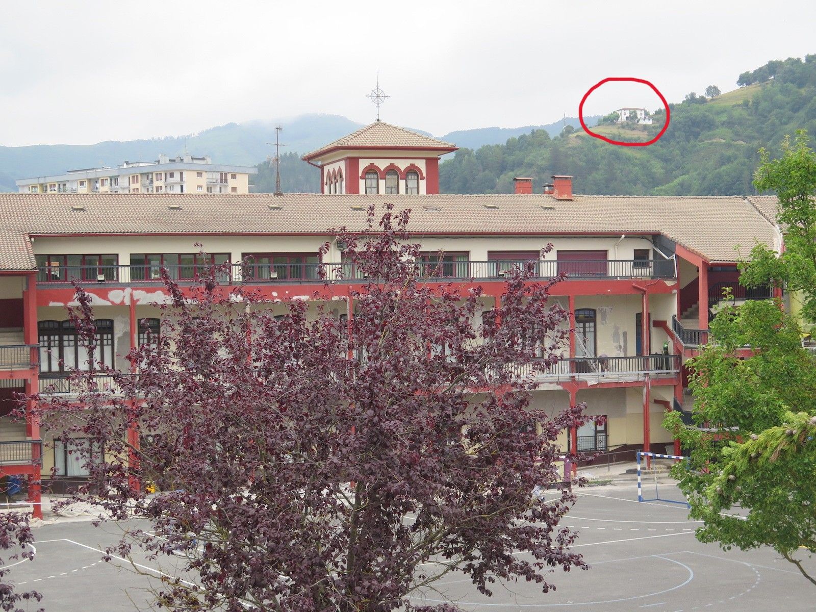 El colegio La Salle-Legazpi, con Aizpuru detrás.