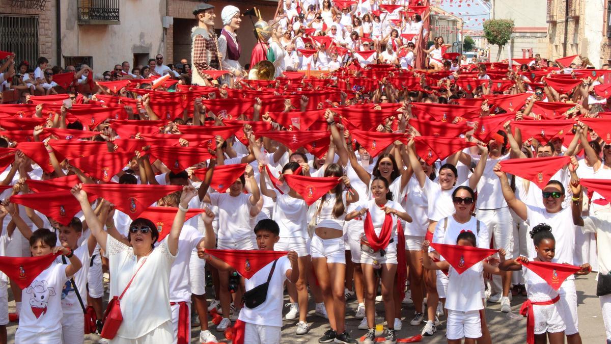 Vecinos y vecinas de Cabanillas, con los pañuelos en alto.