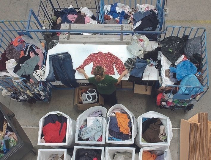 Prendas de ropa recuperas por la entidad Humana en Catalunya.