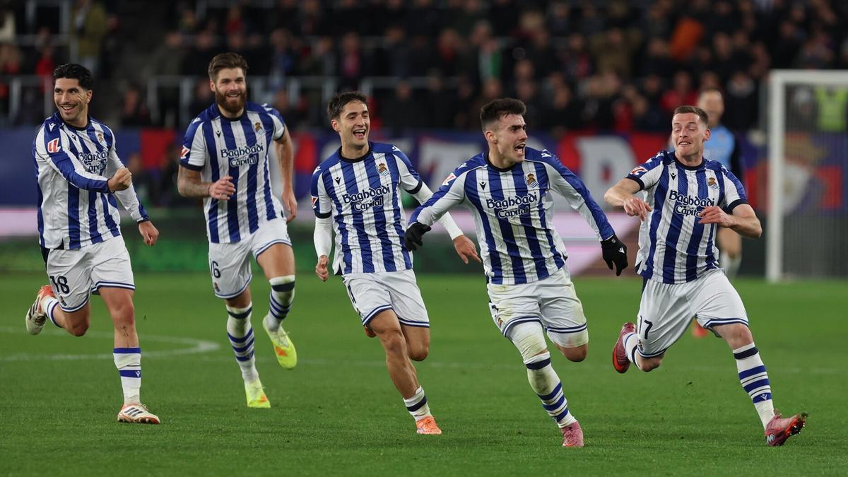 Barrene celebra su gol, perseguido por los compañeros.