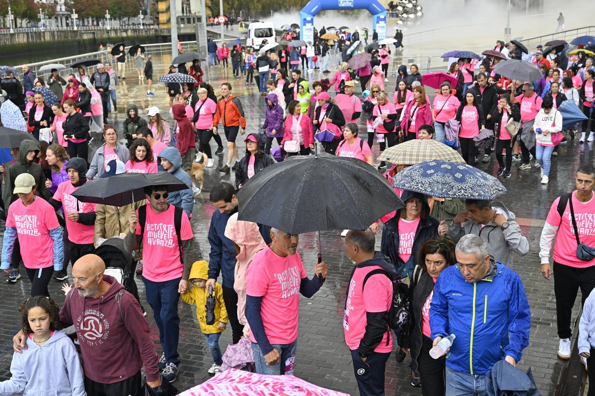 En imágenes: los paraguas tiñen la marea rosa de Bilbao