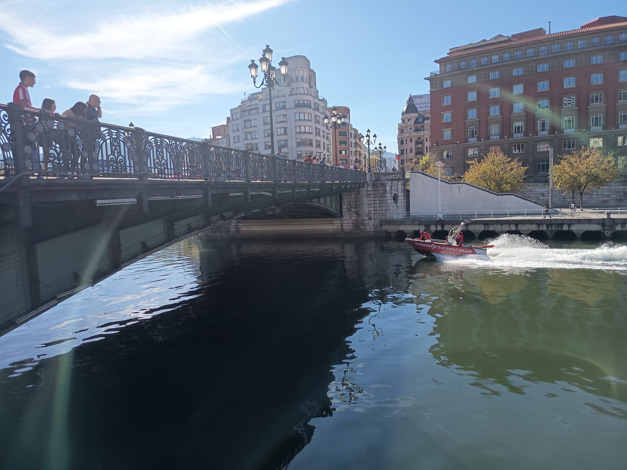 En imágenes: rescatan a una persona en la ría de Bilbao