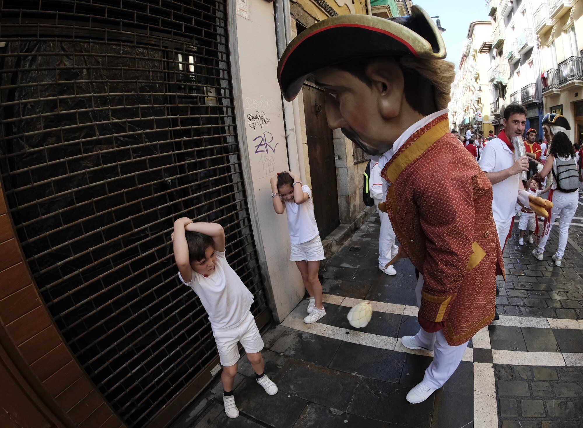 Comparsa de kilikis, cabezudos y gigantes en San Fermín 2022
