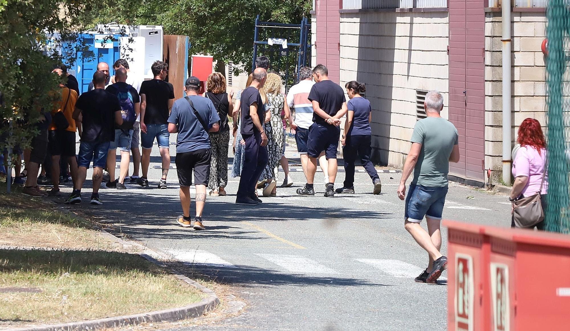 Trabajadores de BSH Esquíroz, antes de la asamblea en la que se ha presentado el preacuerdo