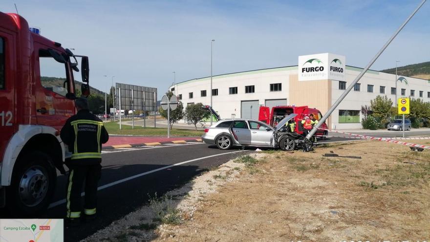 Huye con dos niños en brazos tras fugarse de un control y chocar con una farola