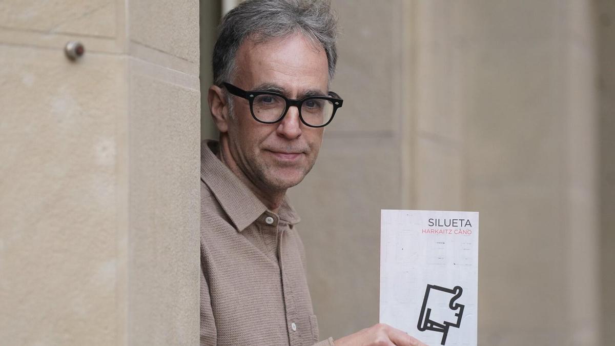 Harkaitz Cano, &#039;Silueta&#039; nobela berria eskuan duela.