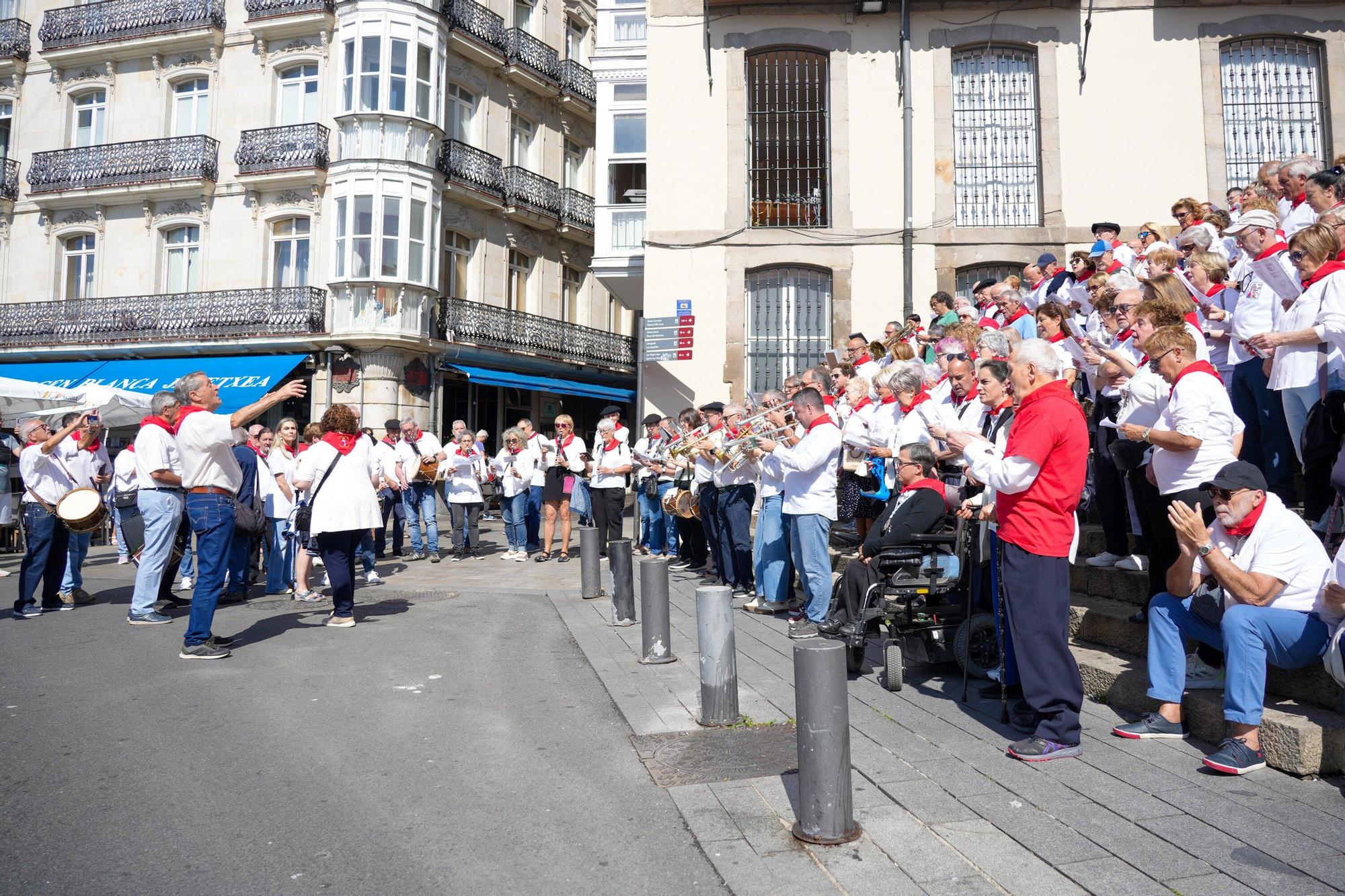 En imágenes: Los auroros despiertan a Vitoria con sus canciones