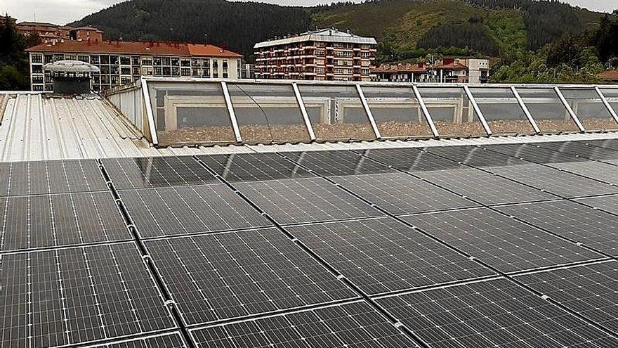 Placas fotovoltaicas en el polideportivo Bikuña de Legazpi
