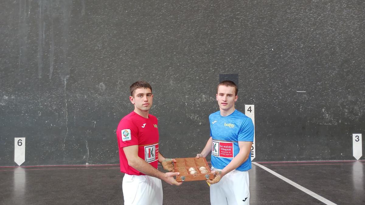 Foto de Beñat Senar y Unai Amiano  en el frontón Uranzu de Irun.