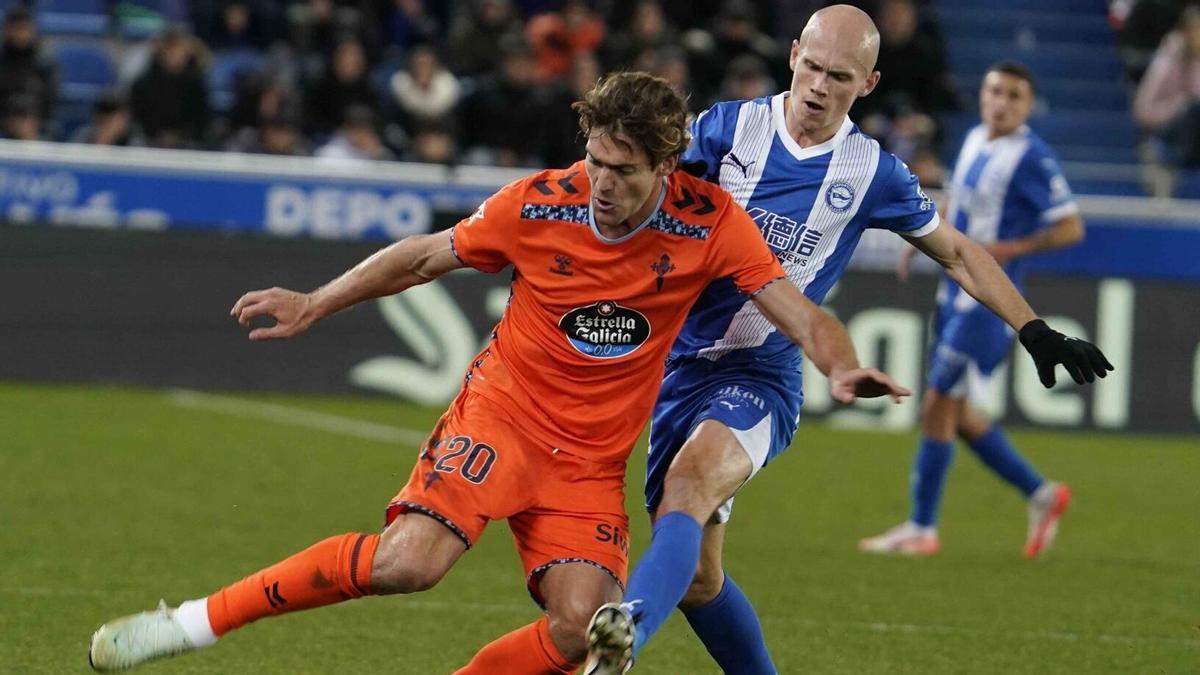 Jon Guridi presiona a Marcos Alonso en el último Alavés-Celta.