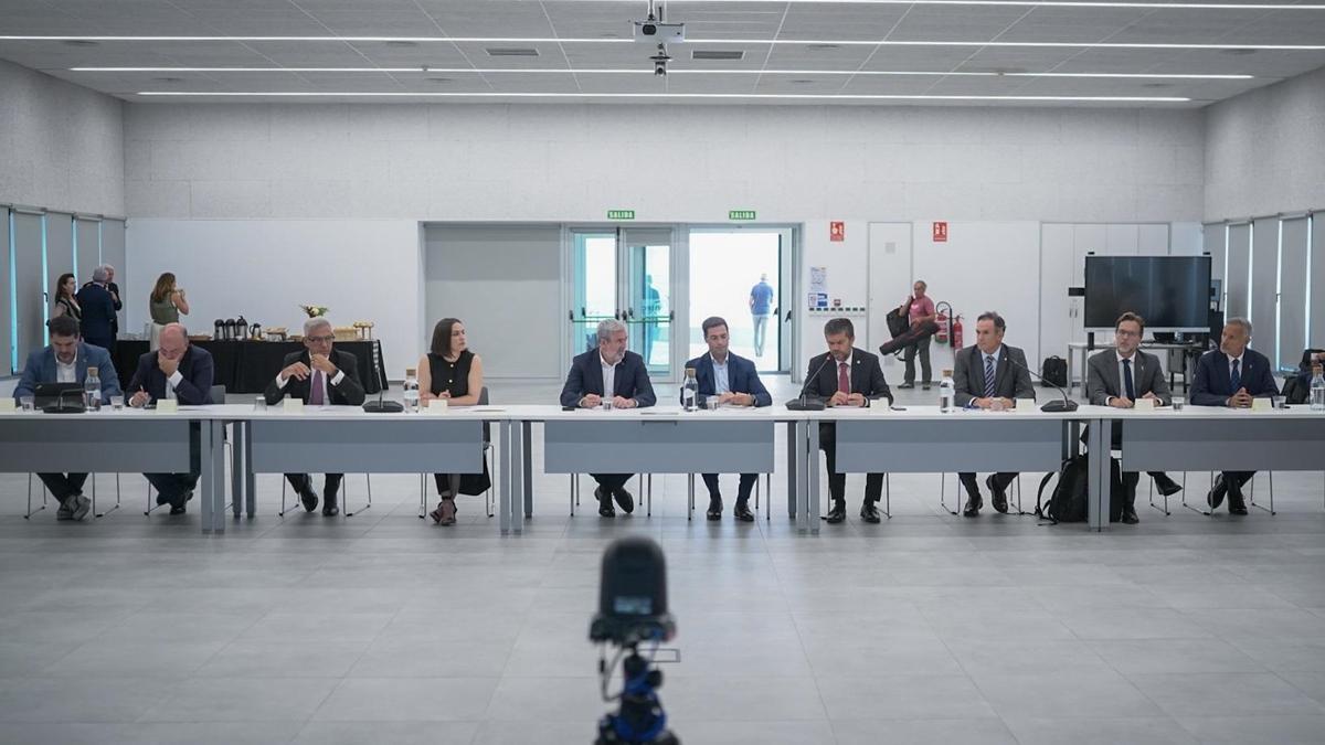 Reunión de representantes del Gobierno de Canarias y el Cabildo de Tenerife para abordar la colaboración en proyectos de economía azul e investigación marina