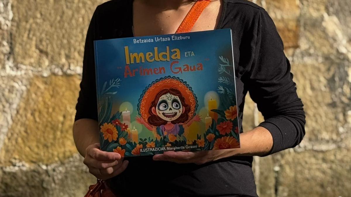 Betzaida Urtaza con el cuento &#039;Imelda y El Día de los Muertos&#039;