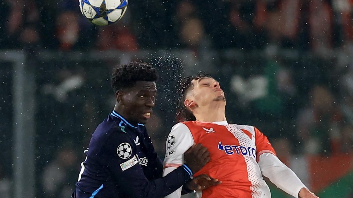 Adama Boiro disputa un balón aéreo en un lance del duelo ante el Slavia Praga.