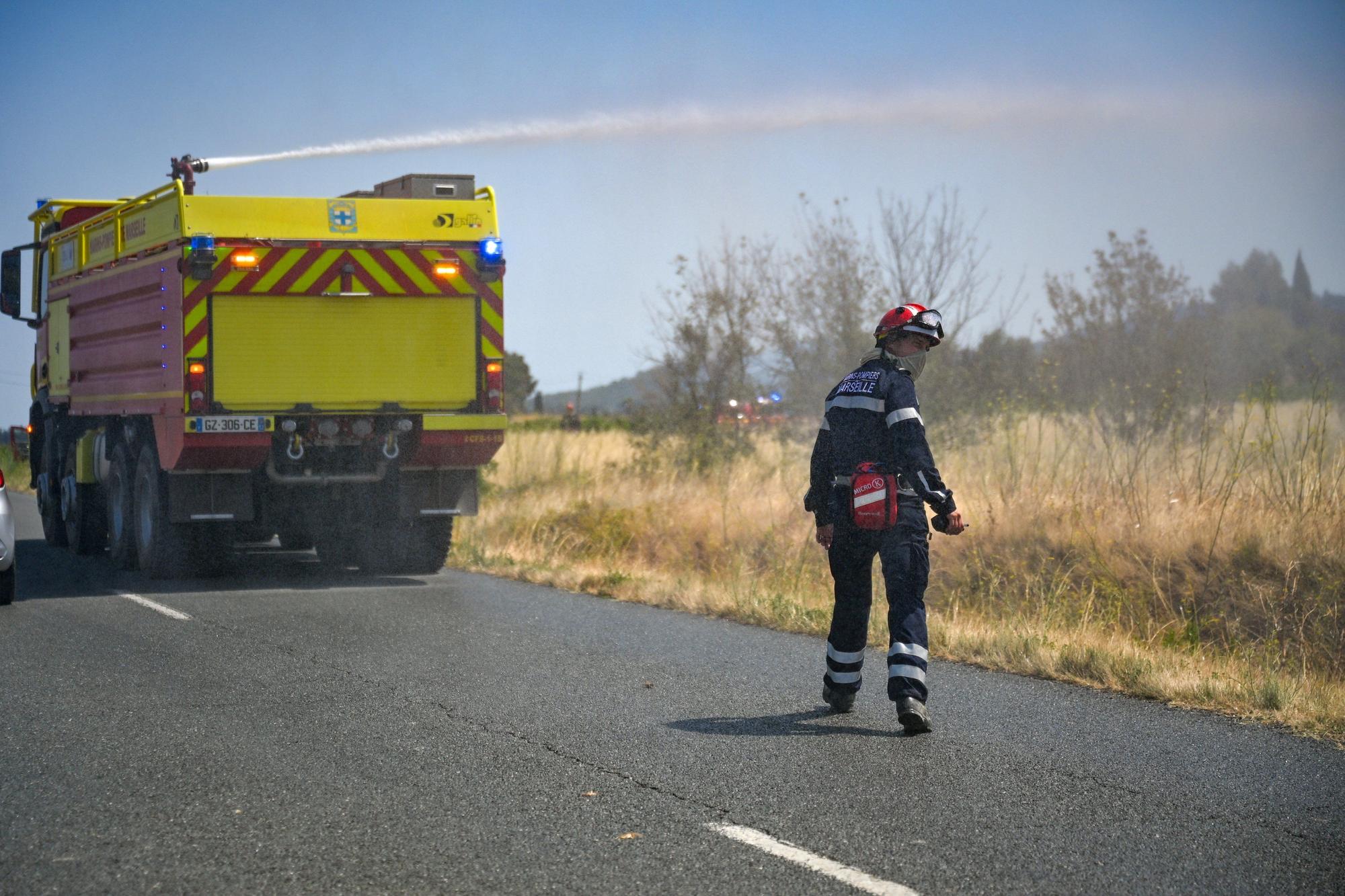 El fuego en el sur de Francia "ya no avanza" aunque sigue sin estar controlado