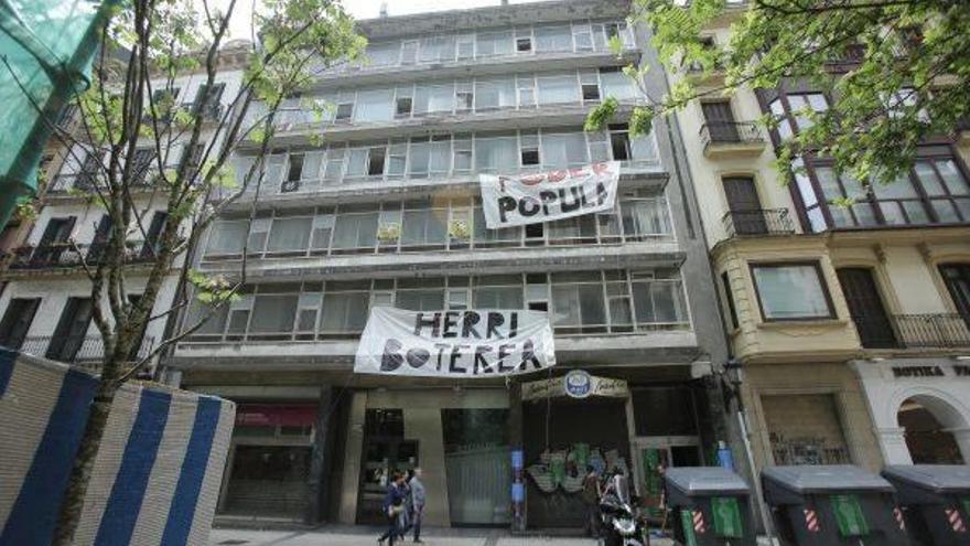 Okupan durante siete días un edificio público en Donostia