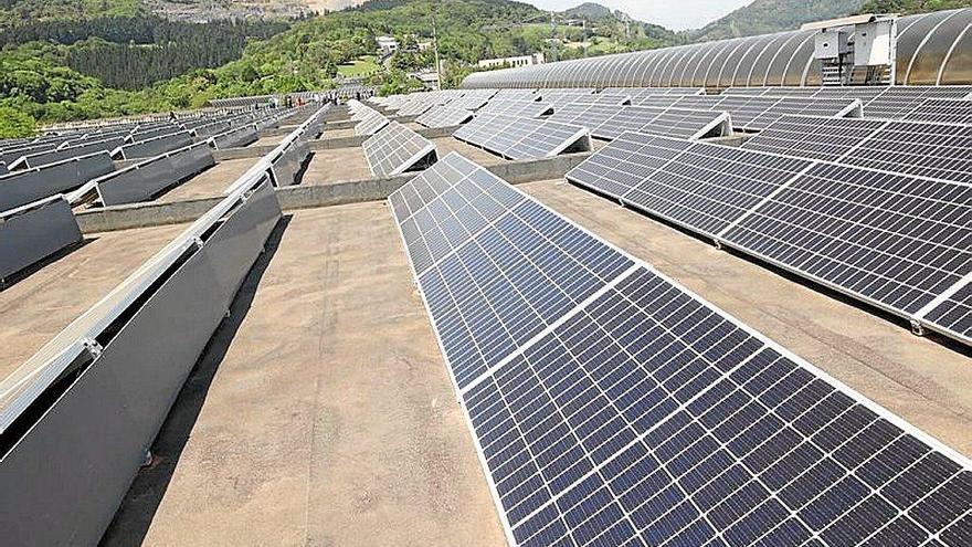 Instalación de una planta fotovoltaica. Foto: Borja Guerrero