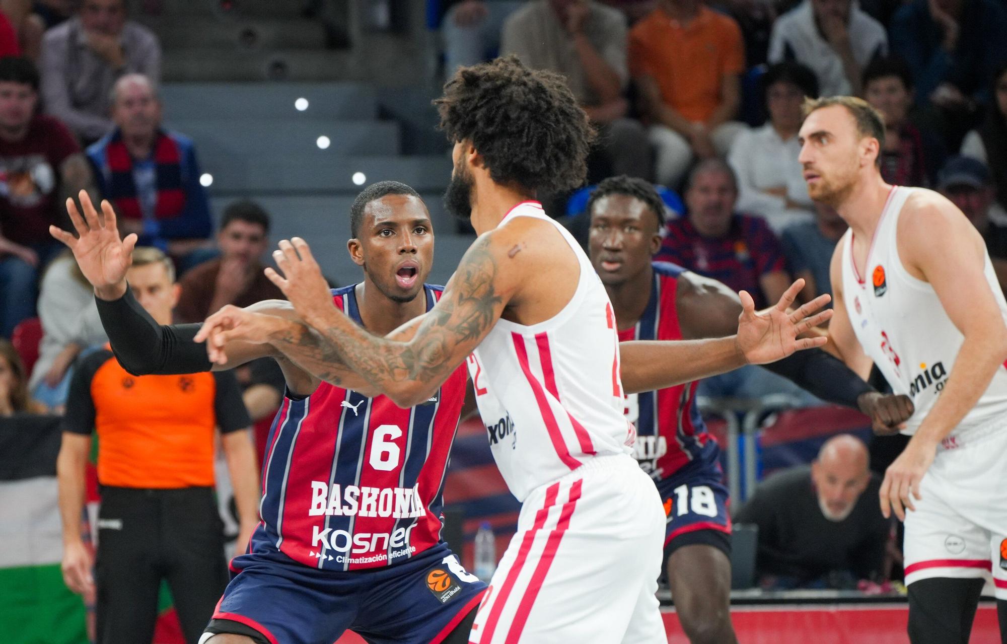 Todas las imágenes del Baskonia - Olympiacos en el Buesa Arena