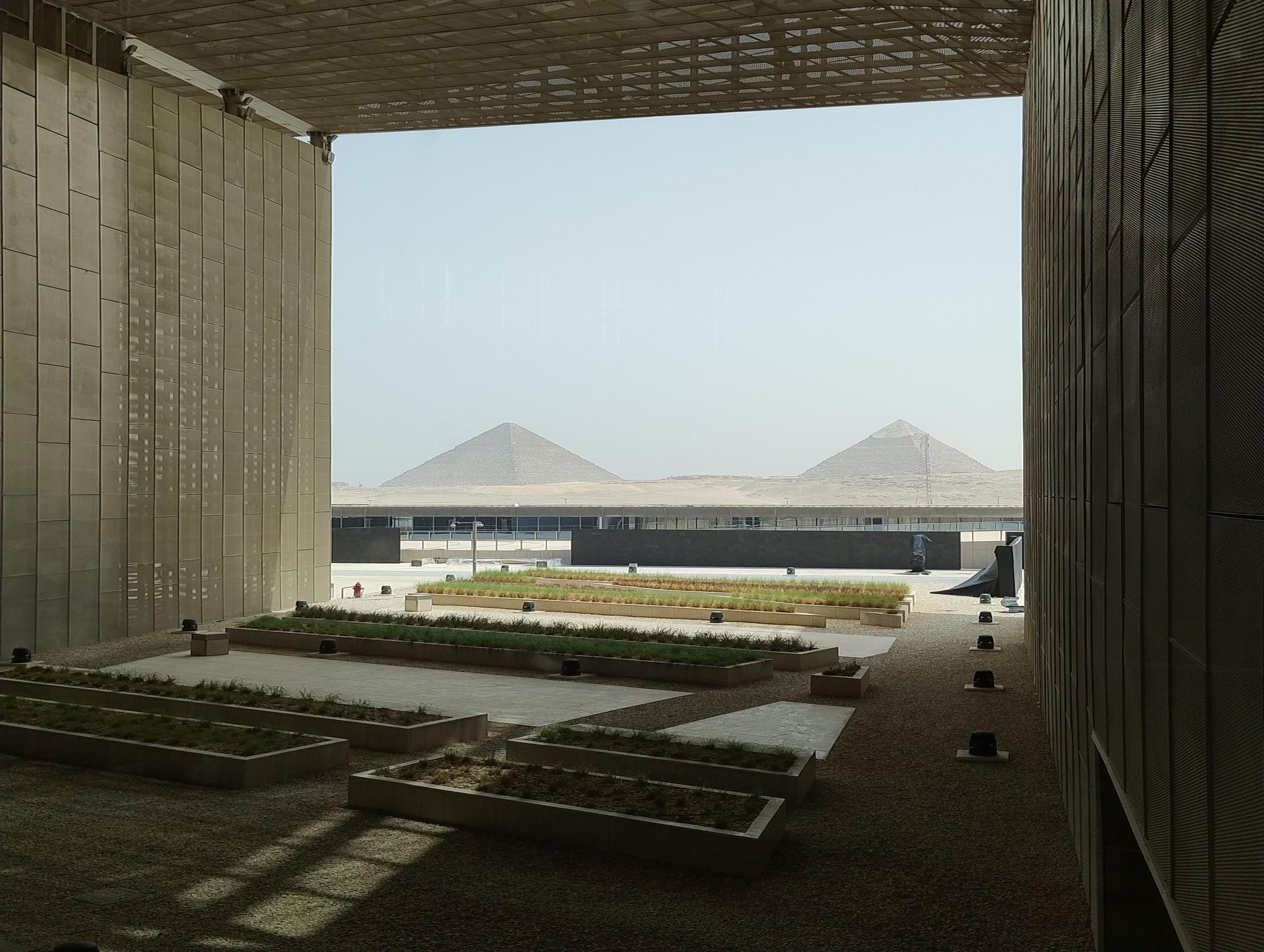 Un gran ventanal ofrece vistas espectaculares hacia las pirámides Keops, Kefrén y Mikerinos.