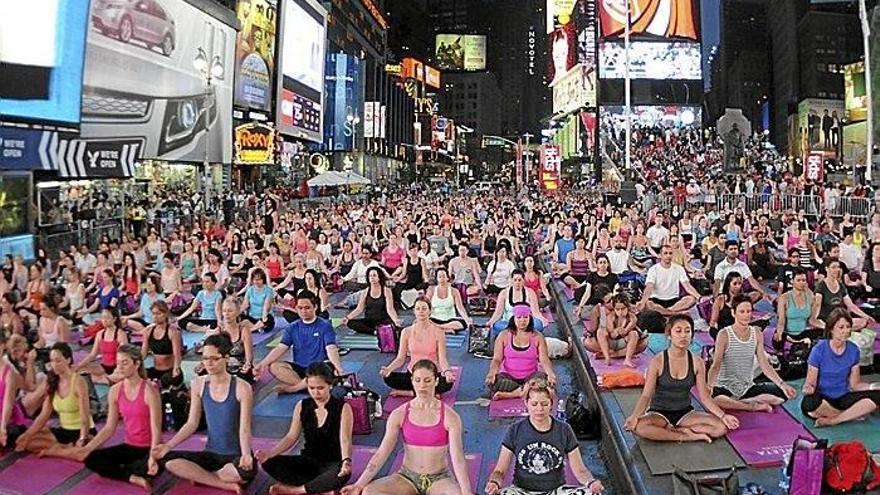 Cada vez más ciudadanos se suman al yoga colectivo en la calle. Este año, Donostia lo hará por vez primera.