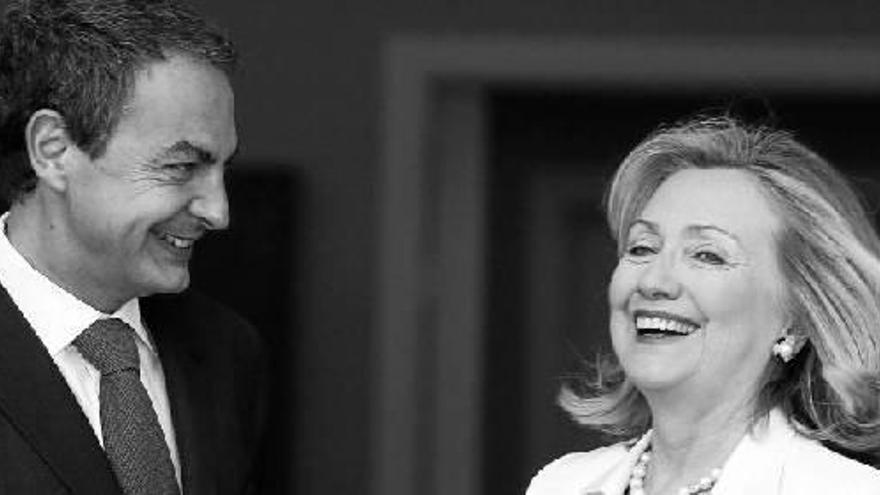 José Luis Rodríguez Zapatero, presidente del Gobierno, saluda a la secretaria de Estado de EEUU, Hillary Clinton, ayer en Madrid.