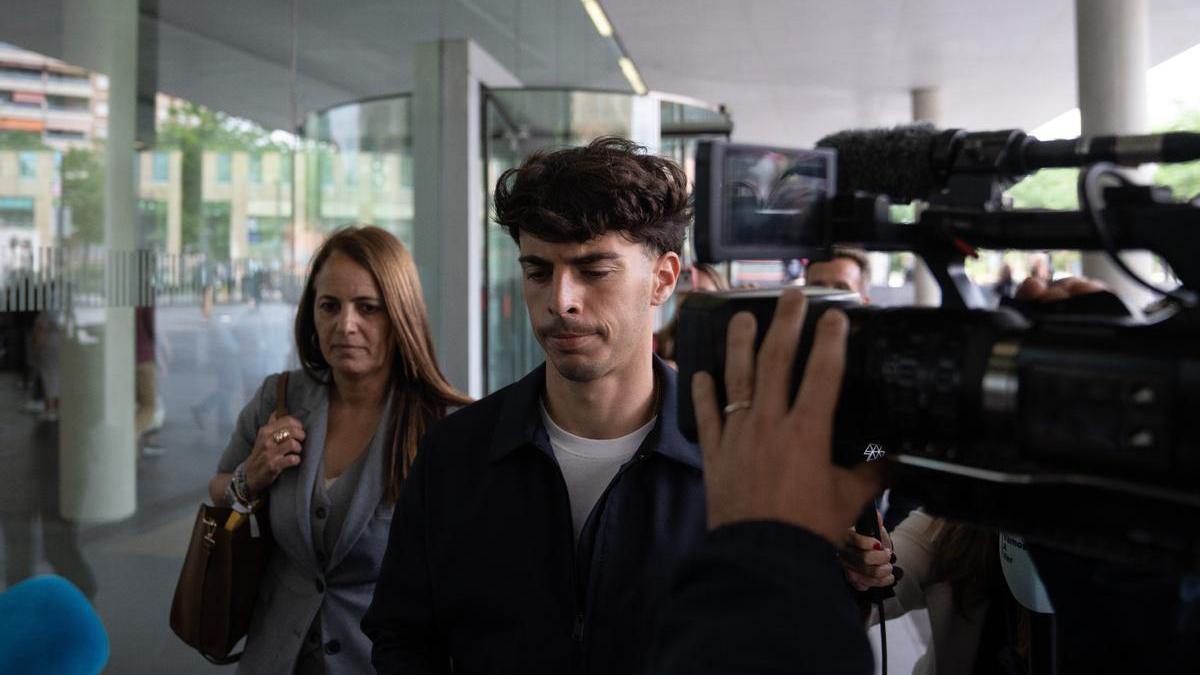 El futbolista del RCD Espanyol Álvaro Aguado a su salida de la Ciutat de la Justicia tras acudir a declarar el pasado mayo.