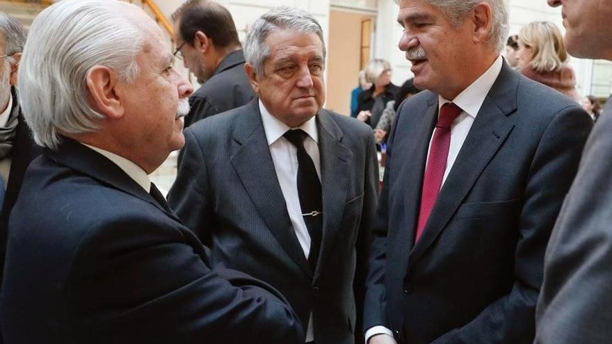 GRAF3120. MADRID (ESPAÑA), 21/11/2017.- El Ministro de asuntos Exteriores Alfonso Dastis conversa con el fiscal Luis Navajas, en la capilla ardiente del fiscal general del Estado, José Manuel Maza, que ha sido instalada en la sede de la Fiscalía General d