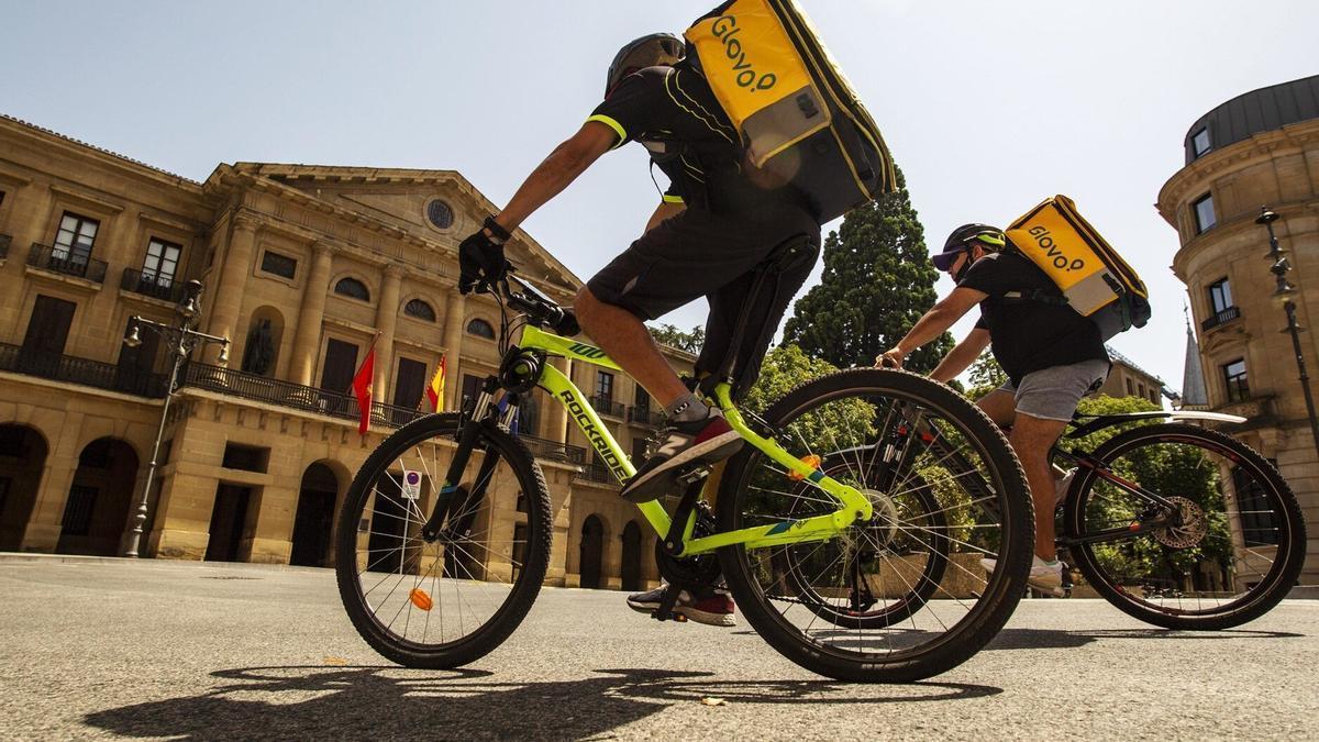 Imagen de archivo de repartidores de Glovo con la bici por Pamplona.