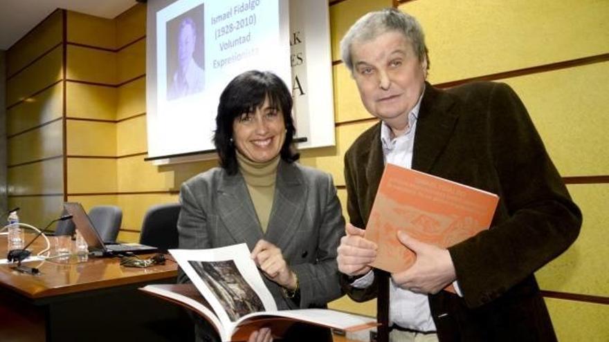 Ana Madariaga y Xabier Sáenz de Gorbea, ayer en la presentación del libro en las Juntas Generales de Bizkaia.