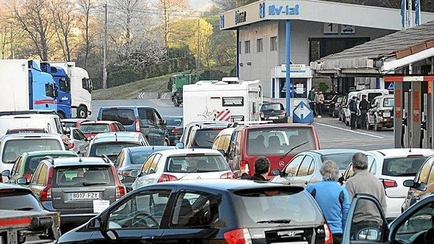 Una larga fila de coches espera su turno en el centro de inspecciones de la ITV de Doneztebe.