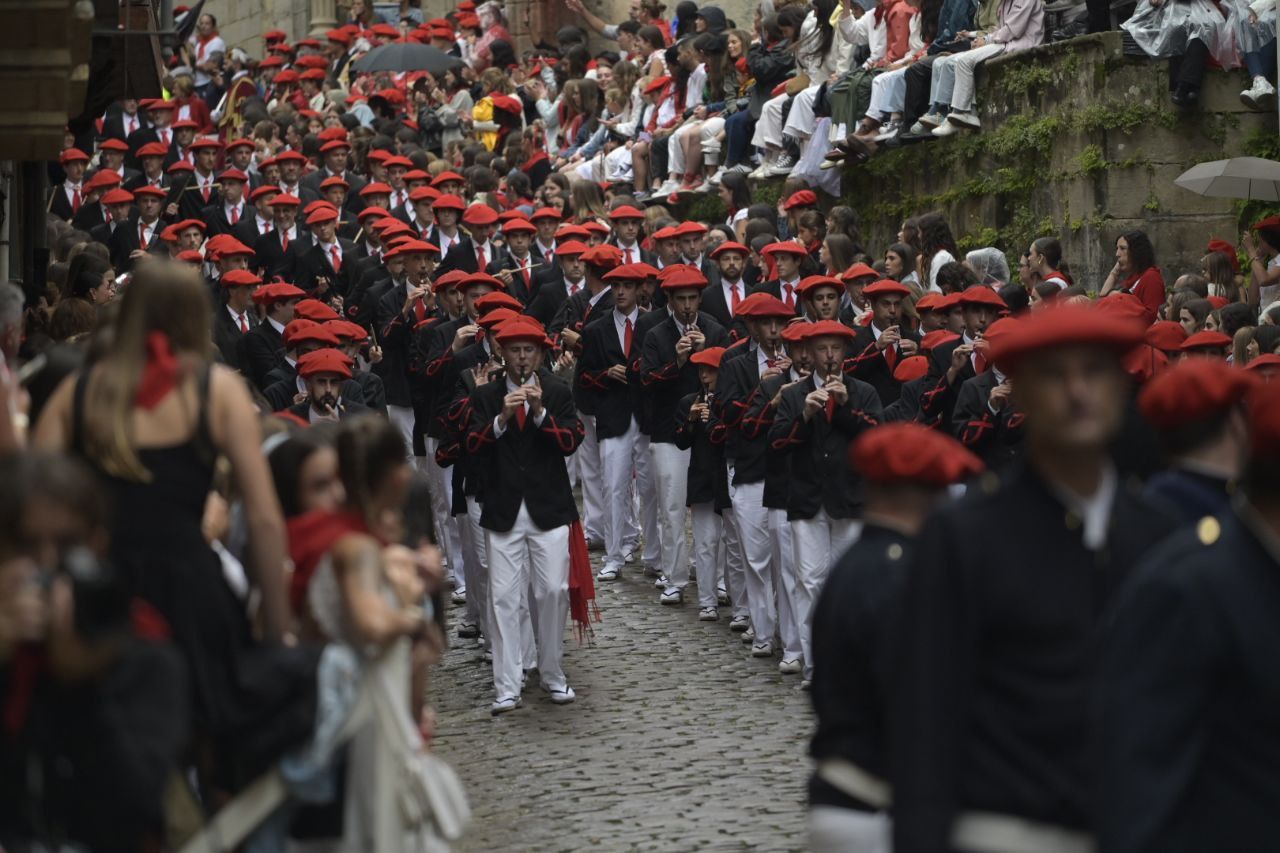 El Alarde desfila por las calles de Hondarribia