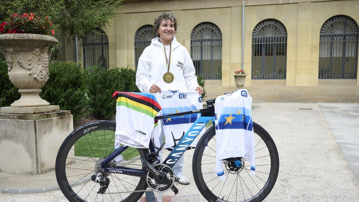 Paula Ostiz, campeona del mundo en ruta y subcampeona del mundo contrarreloj, ambas en categoría junior, en el Palacio de Navarra el pasado 17 de octubre