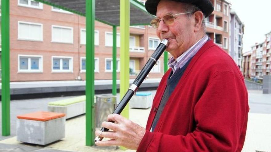 Eduardo toca el txistu en la plaza de San Roque de Portugalete antes de recibir el homenaje de la villa.